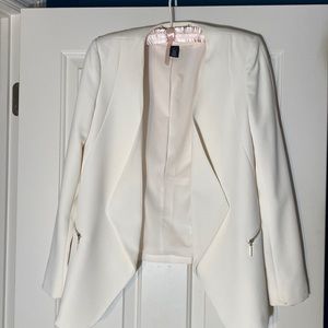 Women’s blazer only been worn once beautiful Collection for any wardrobe.